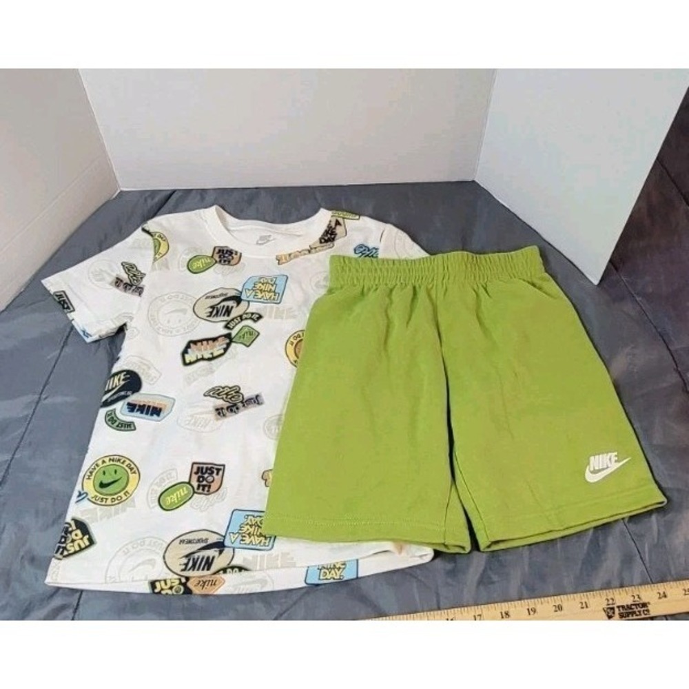 NIKE Boys 2-piece Shorts set athletic t-shirt shorts Size 7 Green And White